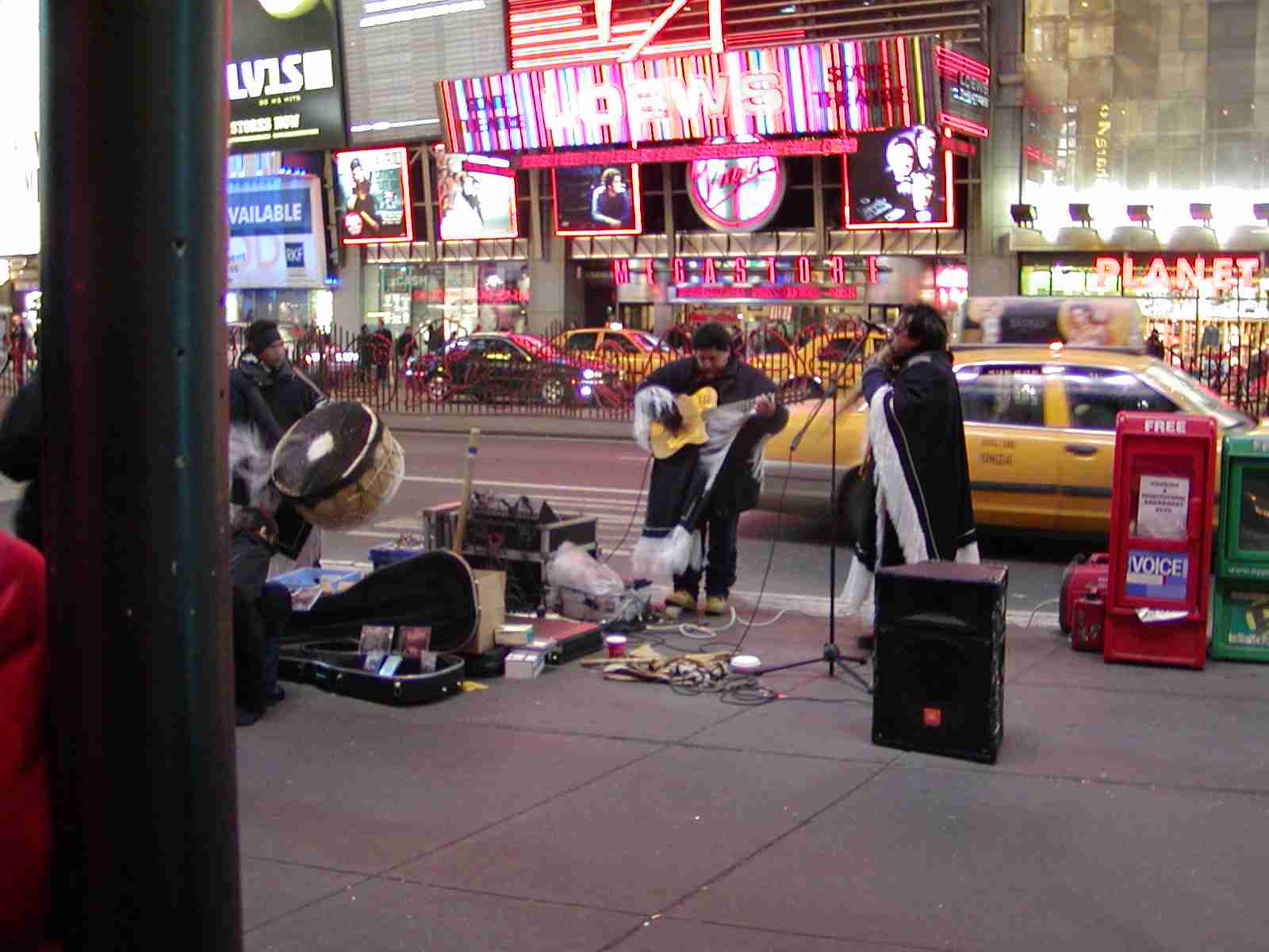 0902_-_nyc_-_42nd_street_-_street_performance_on_broadway