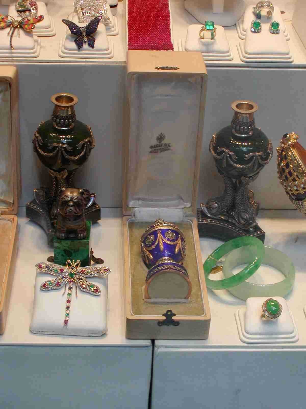 0902_-_nyc_-_5th_ave_-_antique_store_1